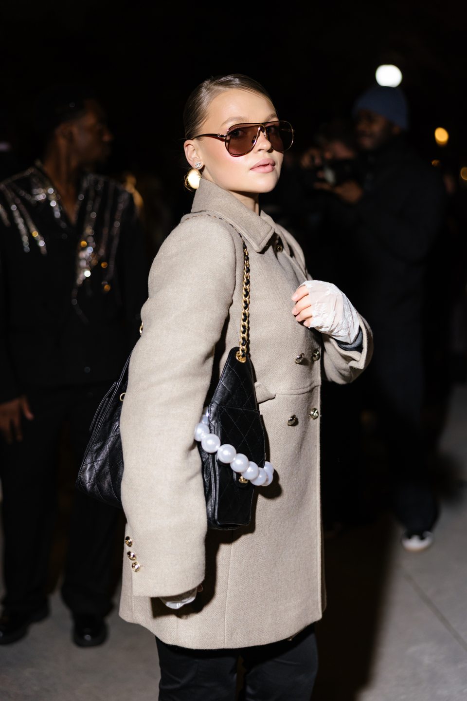 У показа Chanel в Париже — 19