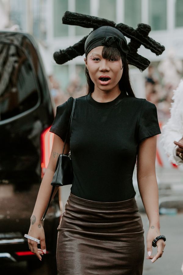 Street style: black tee, brown leather skirt, black sculptural headpiece, Paris