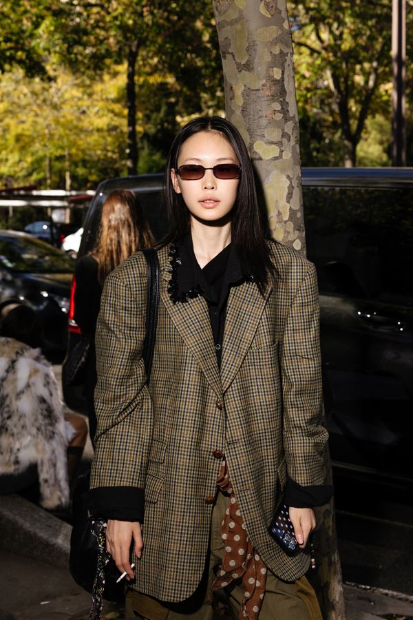 Street style at Paris Fashion Week: brown houndstooth blazer, black shirt, dark sunglasses, Paris