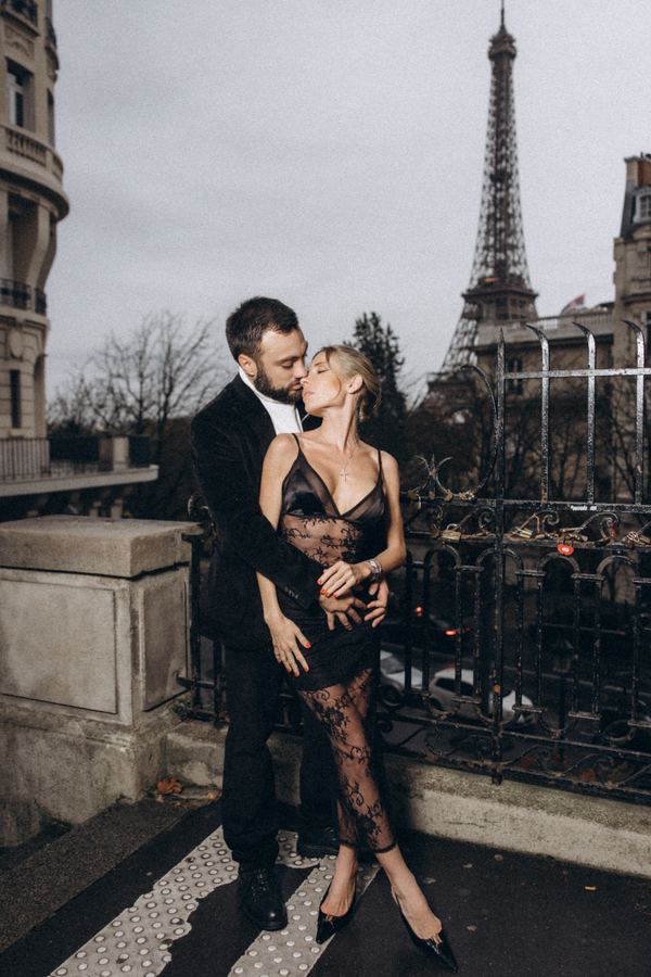 Couple, Eiffel Tower, Paris
