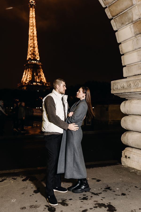 Couple, bridge over the Seine, Paris at night