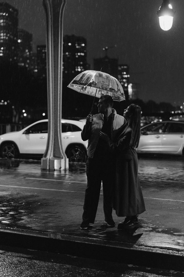 Couple, bridge over the Seine, Paris at night